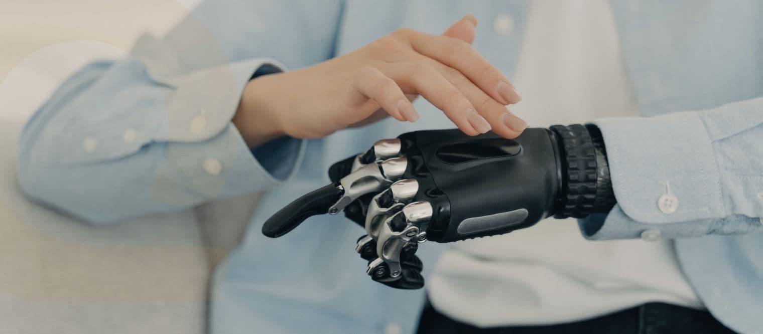 Menneske og robot berøring — AI uden strategi i virksomheden