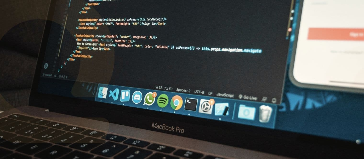 MacBook med JavaScript-kode — byg det selv eller køb færdigt?