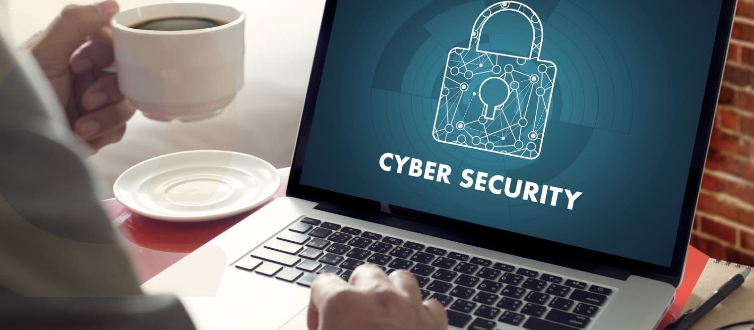 Cybersikkerhed på laptop — cyberforsvar for ejerledere