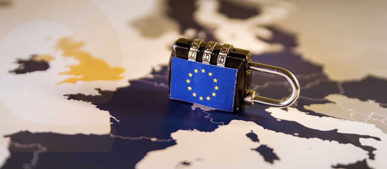 Hængelås og EU-flag som symbol på digital suverænitet