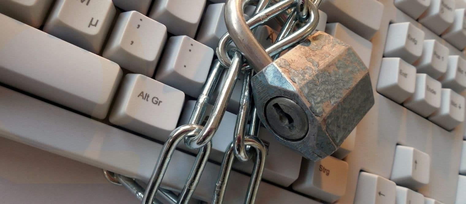 Tastatur med kæde og hængelås — IT-revision og adgangskontrol