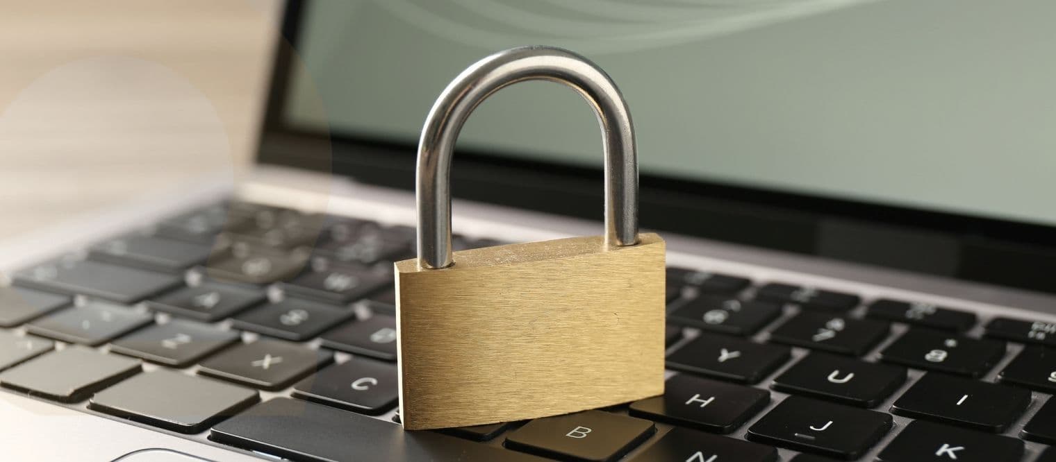 Hængelås på laptop — digital risiko og datasikkerhed