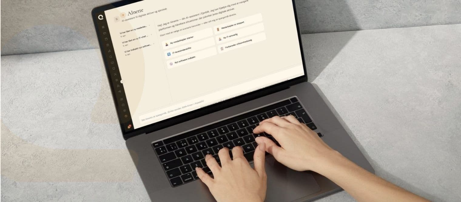 Ejerblik AInette AI-assistent vist på laptop